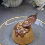 Brzi čokoladni desert bez pečenja sa keksom i čokoladnim preljevom