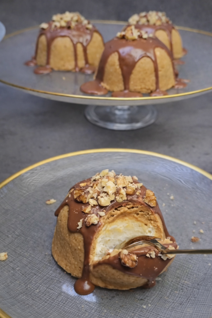 Brzi čokoladni desert bez pečenja sa keksom, kremom i čokoladnim preljevom