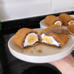 Čokoladne rolice sa bananom i kremom bez pečenja, servirane na tanjiru