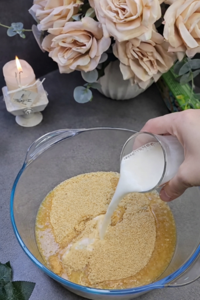 Dodavanje mlijeka u mljeveni keks za pripremu deserta bez pečenja