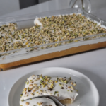 Lagani pjenasti kolač sa kremom, preljevom i sjeckanim orašastim plodovima