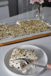 Lagani pjenasti kolač sa kremom i preljevom