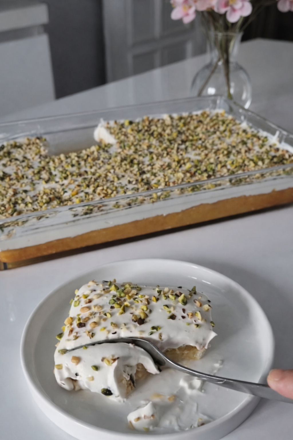 Lagani pjenasti kolač sa kremom, preljevom i sjeckanim orašastim plodovima