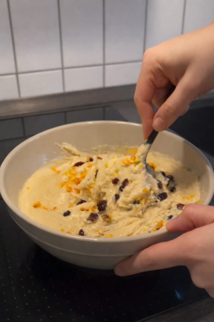 Miješanje smjese za domaći kolač sa grožđicama i koricom pomorandže.