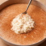 Kremasta sutlija sa rižom i mlijekom posuta cimetom u posudi