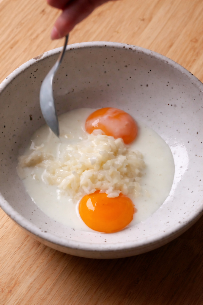 Žumanca se miješaju sa kuhanom rižom i mlijekom prije dodavanja u sutliju