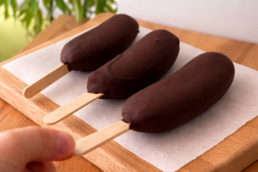 Banane s kikiriki puterom umočene u tamnu čokoladu na štapiću, zamrznuti domaći desert