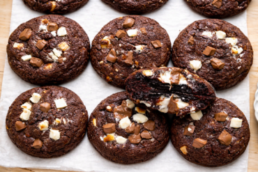 Brownie cheesecake kolačići sa kremastim filom od sira i komadićima čokolade, domaći čokoladni kolačići iz rerne