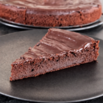 Čokoladni kolač ganache presjek parčeta sa glatkim čokoladnim preljevom i mekanim biskvitom