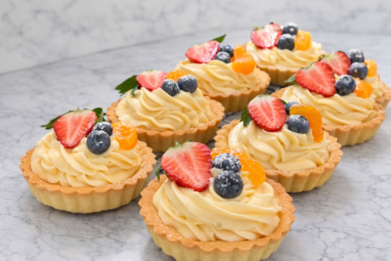 Prhke korpice punjene vanil kremom ukrašene jagodama, borovnicama i svježim voćem
