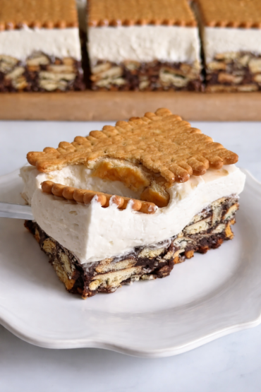 Ledena torta sa petit keksom, čokoladnim slojem i filom od pavlake