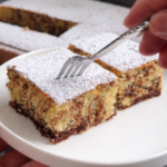 Mramorni kolač sa kakaom, mekan i pahuljast domaći kolač iz pleha posut šećerom u prahu