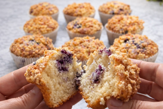 Presjek domaćih muffina s borovnicama i hrskavim posipom koji pokazuje mekanu i sočnu unutrašnjost