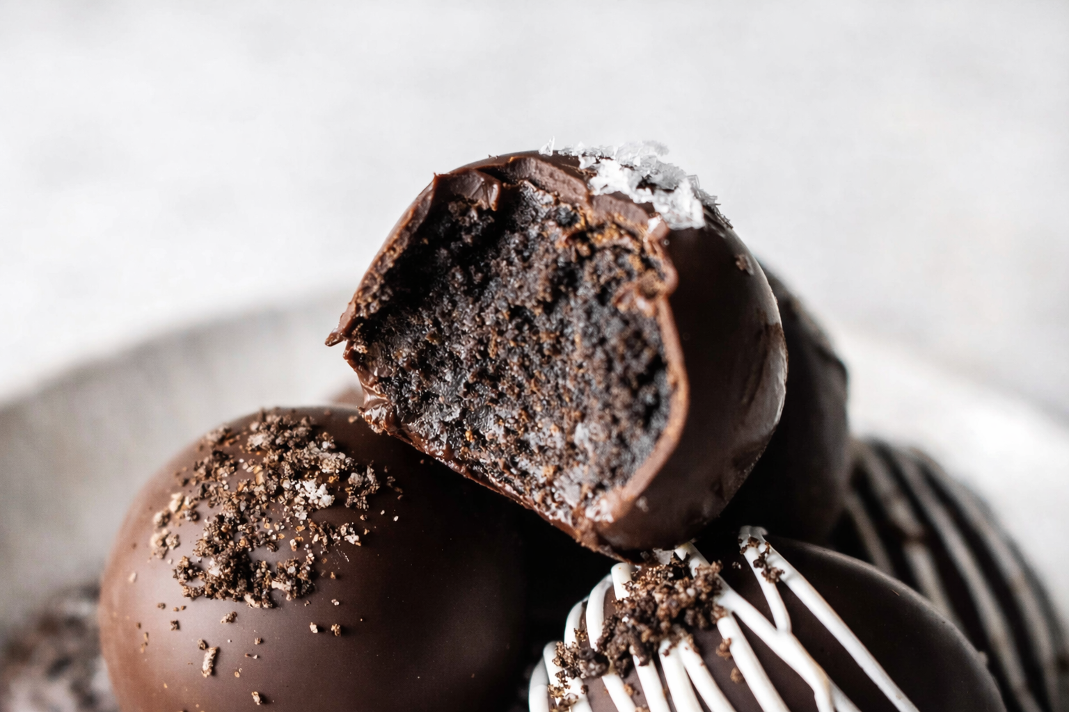 Oreo kuglice bez pečenja sa krem sirom i čokoladom, presjek