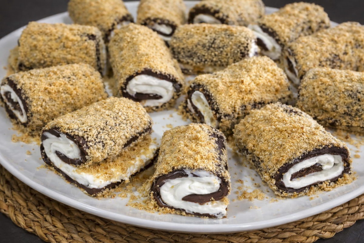 Sultan lokum bez pečenja rolat kolač sa čokoladom, šlagom i mljevenim petit keksom na tanjiru