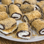 Sultan lokum bez pečenja rolat kolač sa čokoladom, šlagom i mljevenim petit keksom na tanjiru