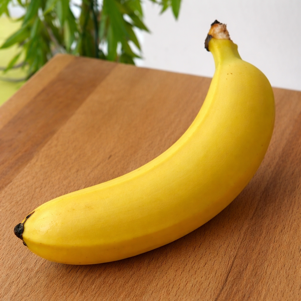 Zrela svježa banana na drvenoj dasci, sastojak za desert s čokoladom