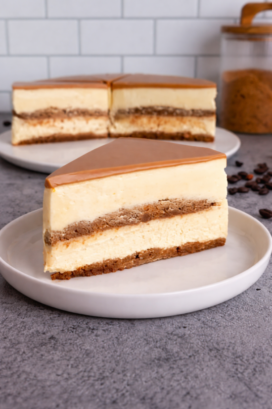 Kremasti tiramisu kolač sa slojem kafe, mascarpone kremom i mliječnom glazurom