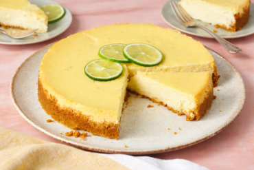 Kremasti čizkejk sa limetom i podlogom od keksa