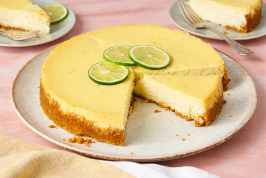 Kremasti čizkejk sa limetom i podlogom od keksa