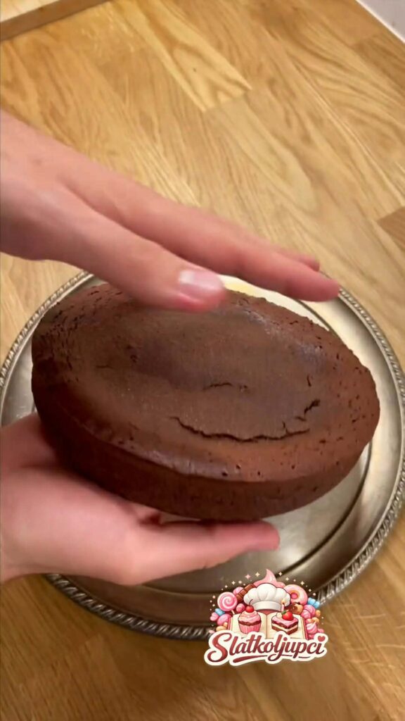 Mekani čokoladni fondant kolač nakon pečenja