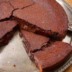 Čokoladni fondant s tekućom sredinom presječen na tanjiru