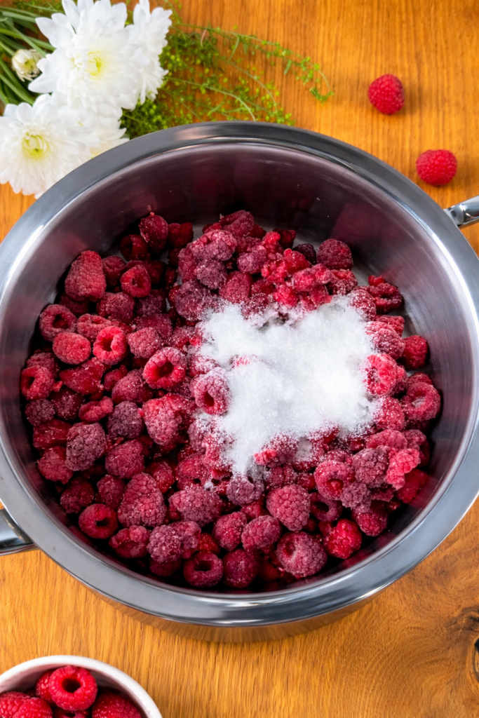 Desert od malina – priprema sosa kuhanjem malina sa šećerom u šerpi