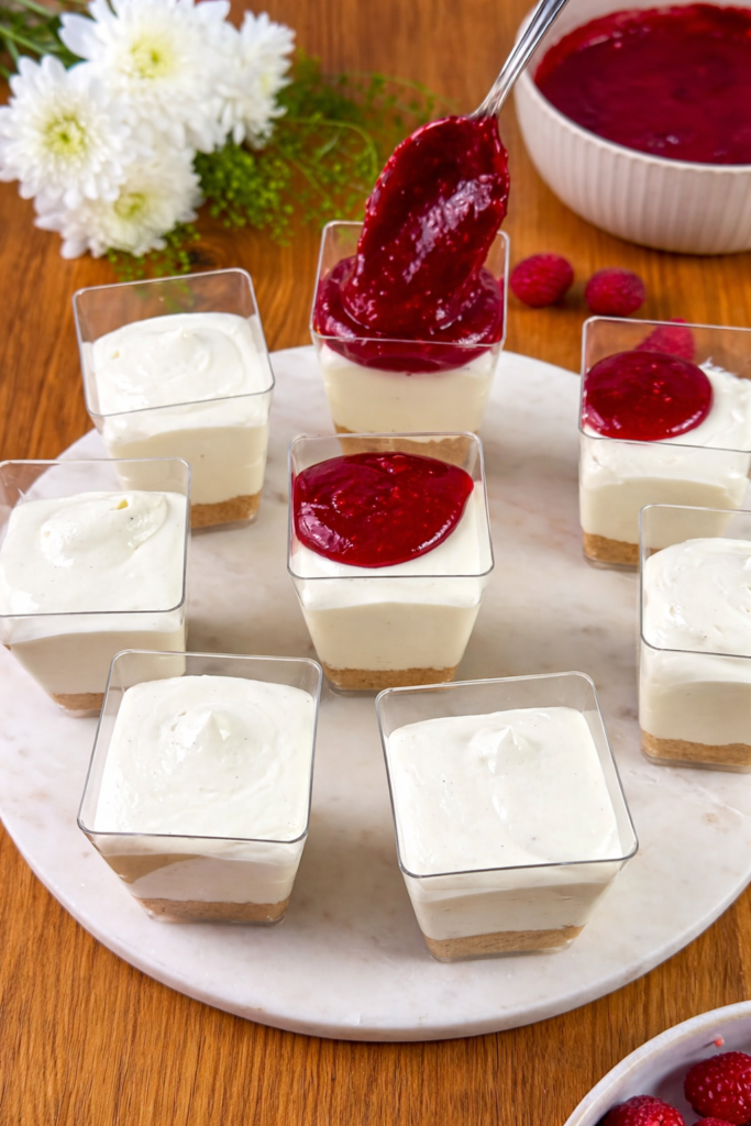 Desert od malina u čaši – dodavanje sosa od malina preko kreme