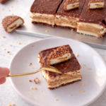 Maxi King kolač bez pečenja sa slojevima petit keksa, karamela i čokolade s kikirikijem