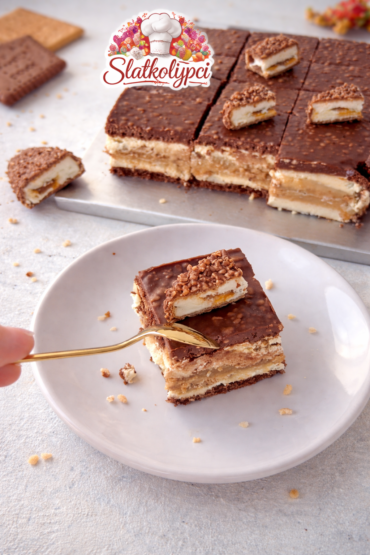 Maxi King kolač bez pečenja sa slojevima petit keksa, karamela i čokolade s kikirikijem