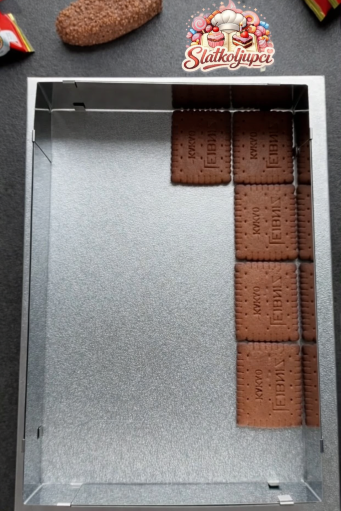 Slaganje petit keksa u tepsiju za Maxi King kolač bez pečenja