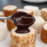 Puding u čaši desert bez pečenja uvaljan u lješnjake i kokos preliven čokoladnim preljevom