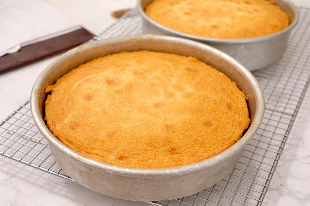 Pečene kore za kolač od vanilije u okruglim kalupima na rešetki za hlađenje