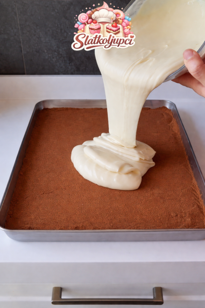 Prelivanje kreme preko podloge za kolač od keksa s čokoladom bez pečenja