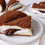 Kolač od keksa s čokoladom u trokutima sa kremom i čokoladnim punjenjem