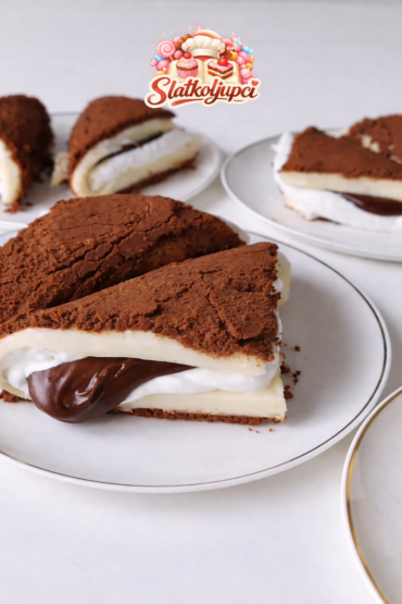 Kolač od keksa s čokoladom u trokutima sa kremom i čokoladnim punjenjem