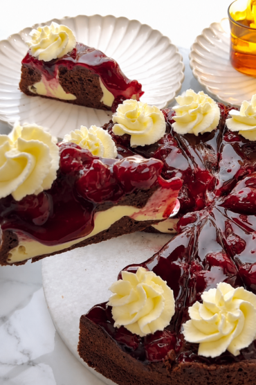 Čokoladna torta sa višnjama i cheesecake slojem prelivena voćnim nadjevom