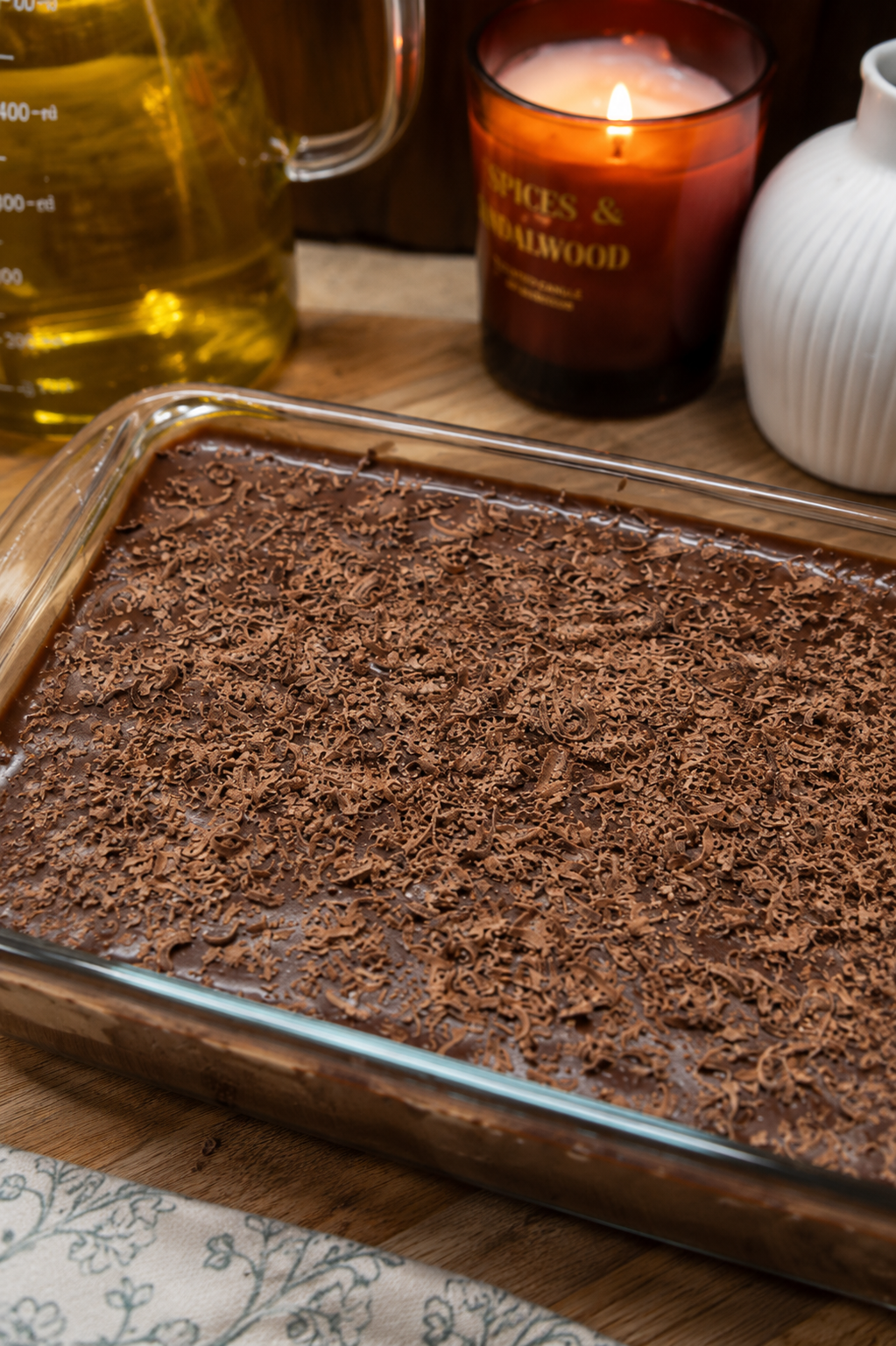 Čokoladni desert od kakao keksa bez pečenja posut naribanom tamnom čokoladom