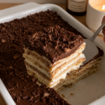 Kolač s keksom i Nutellom bez pečenja sa slojevima vanilija kreme i čokoladnim preljevom