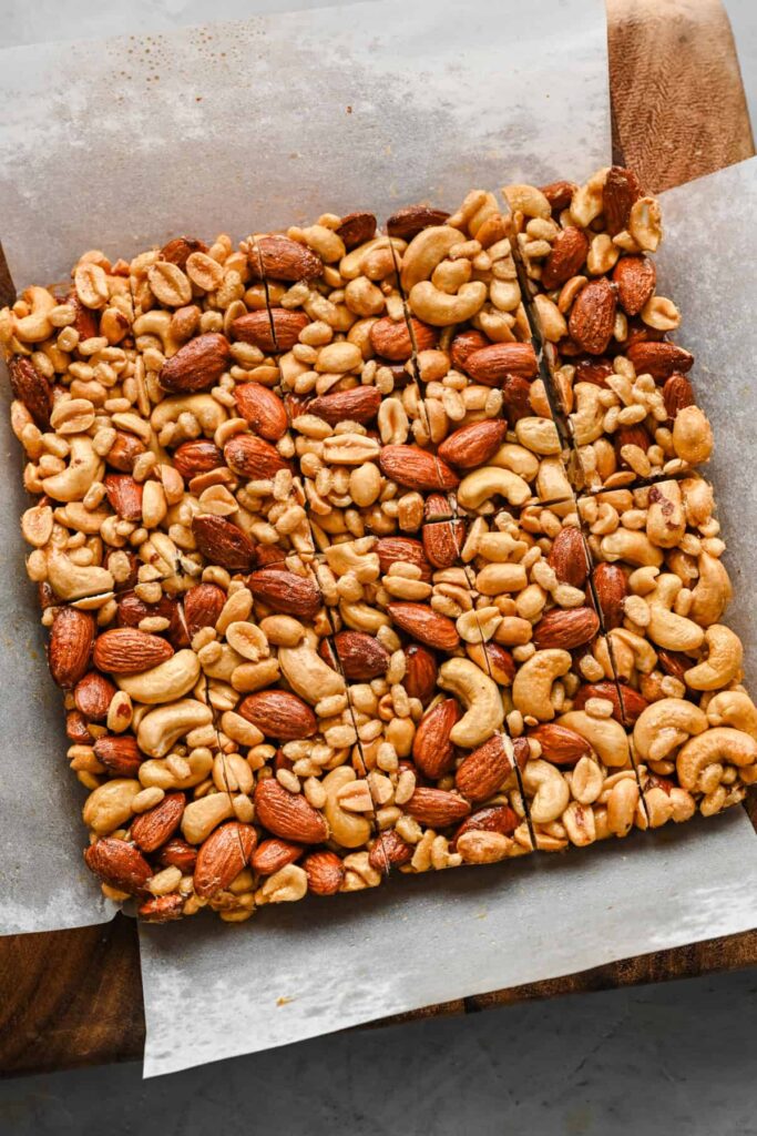 Domaće pločice s orašastim plodovima narezane na jednake komade prije premazivanja čokoladom