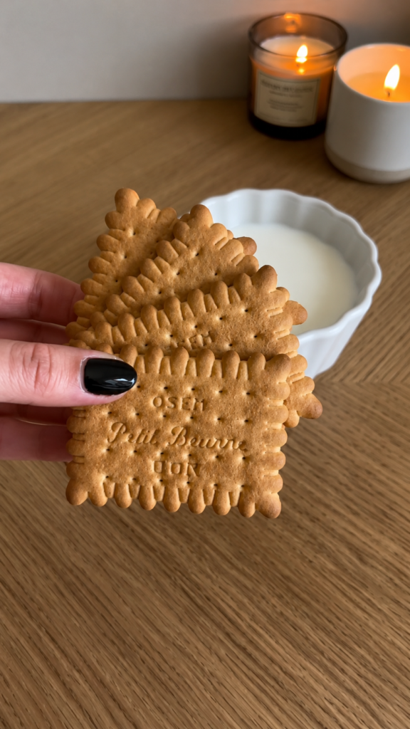 Petit keks umočen u mlijeko za pripremu kolača s keksom i Nutellom bez pečenja