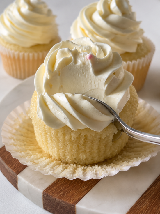 Vanila cupcakes sa kremastom puter kremom