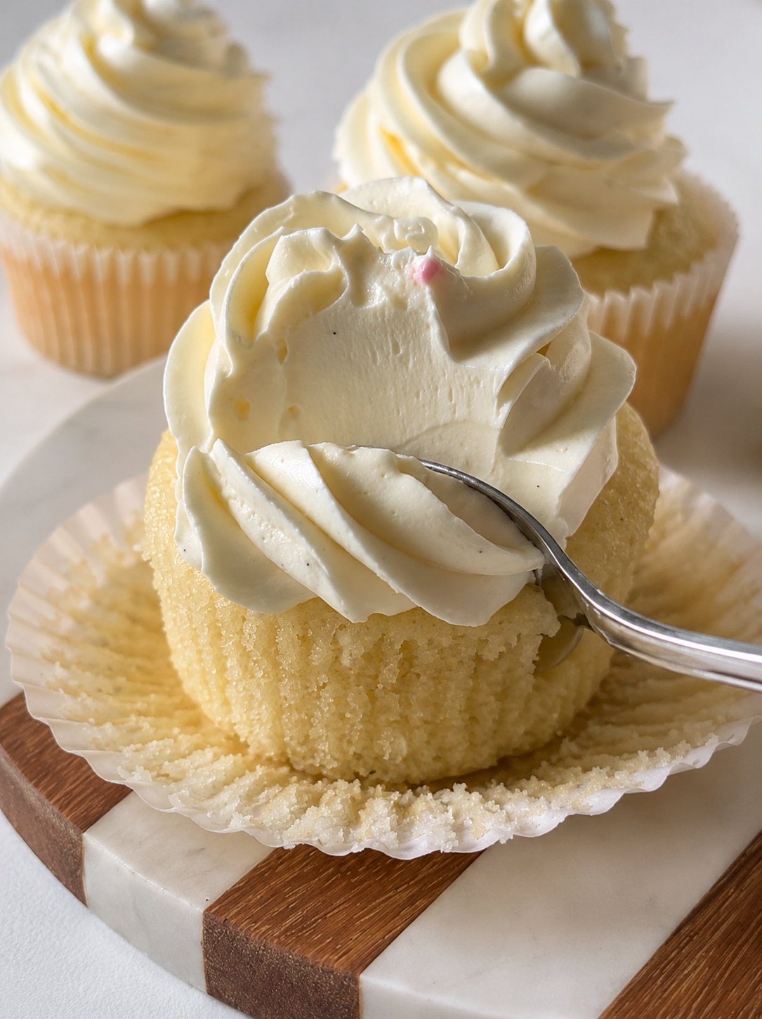 Vanila cupcakes sa kremastom puter kremom