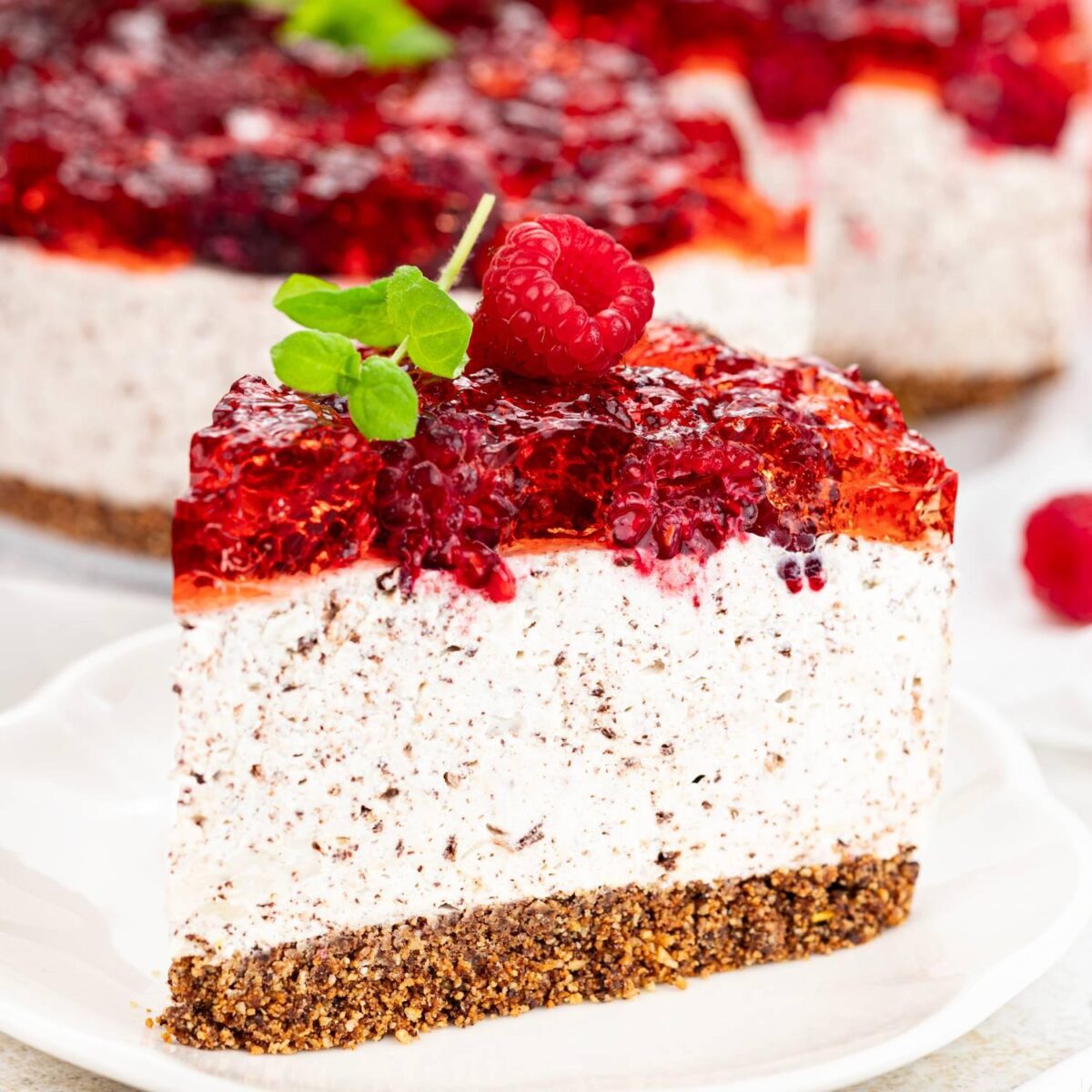 Cheesecake od malina i stracciatelle s komadićima tamne čokolade i žele preljevom.