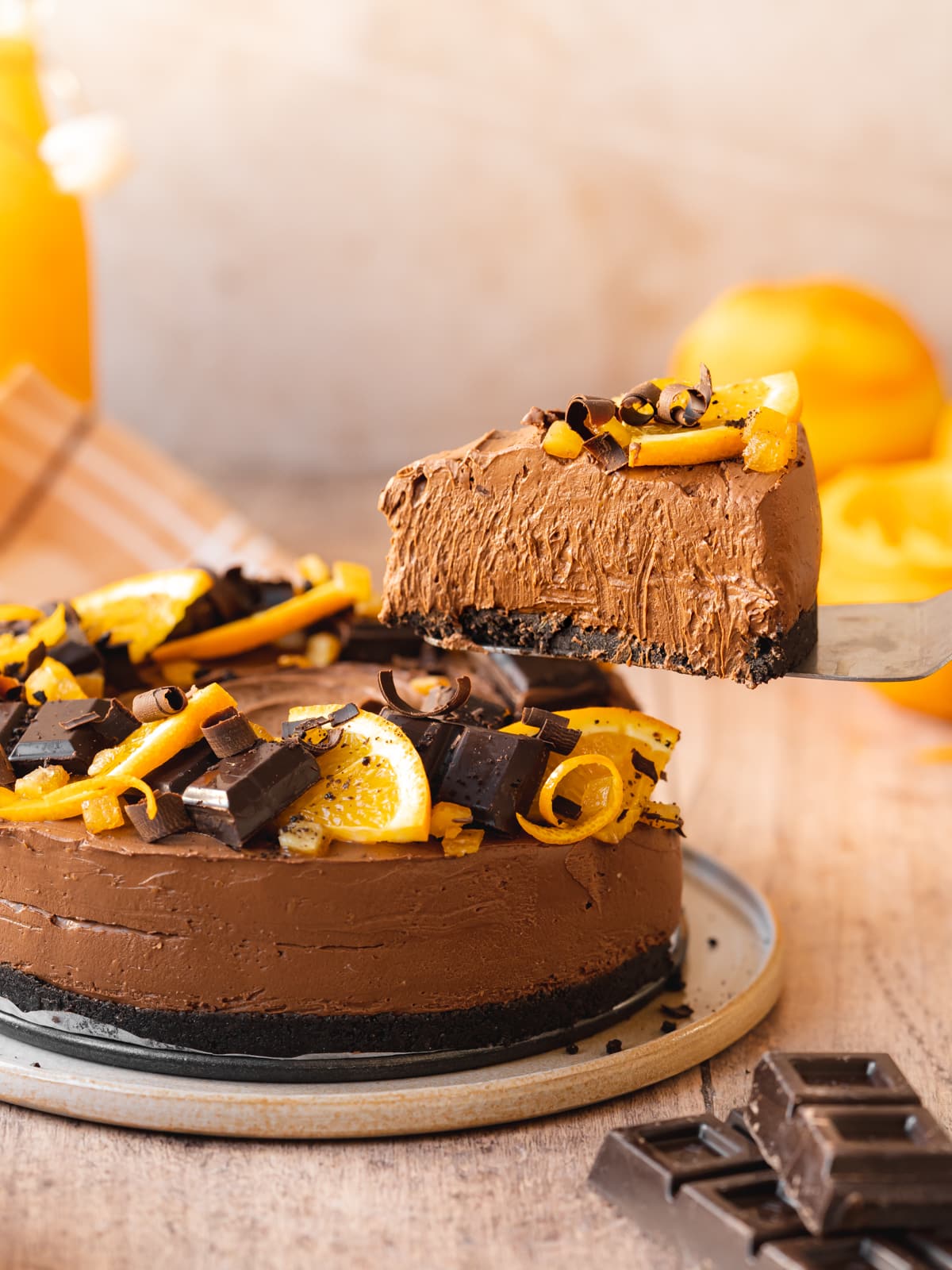 Kriška čokoladno-narančastog cheesecakea bez pečenja na Oreo podlozi.