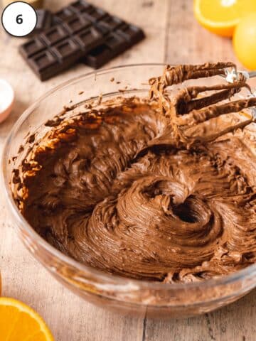 Gotov kremasti čokoladni nadjev za čokoladno-narančasti cheesecake prije ulijevanja u kalup.