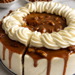 Karamel torta sa začinima, krem sirom i tostiranim pekan orasima na stalku za torte.