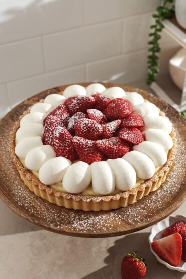 Kremasti tart sa domaćom vanilija kremom i svježim jagodama na prhkoj kori.