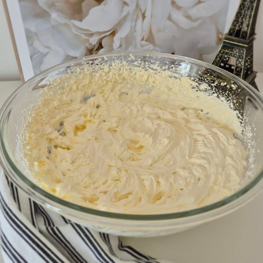 Mascarpone krema sa slatkom pavlakom za šlag umućena do glatke i prozračne teksture za tortu od kafe i keksa bez pečenja.