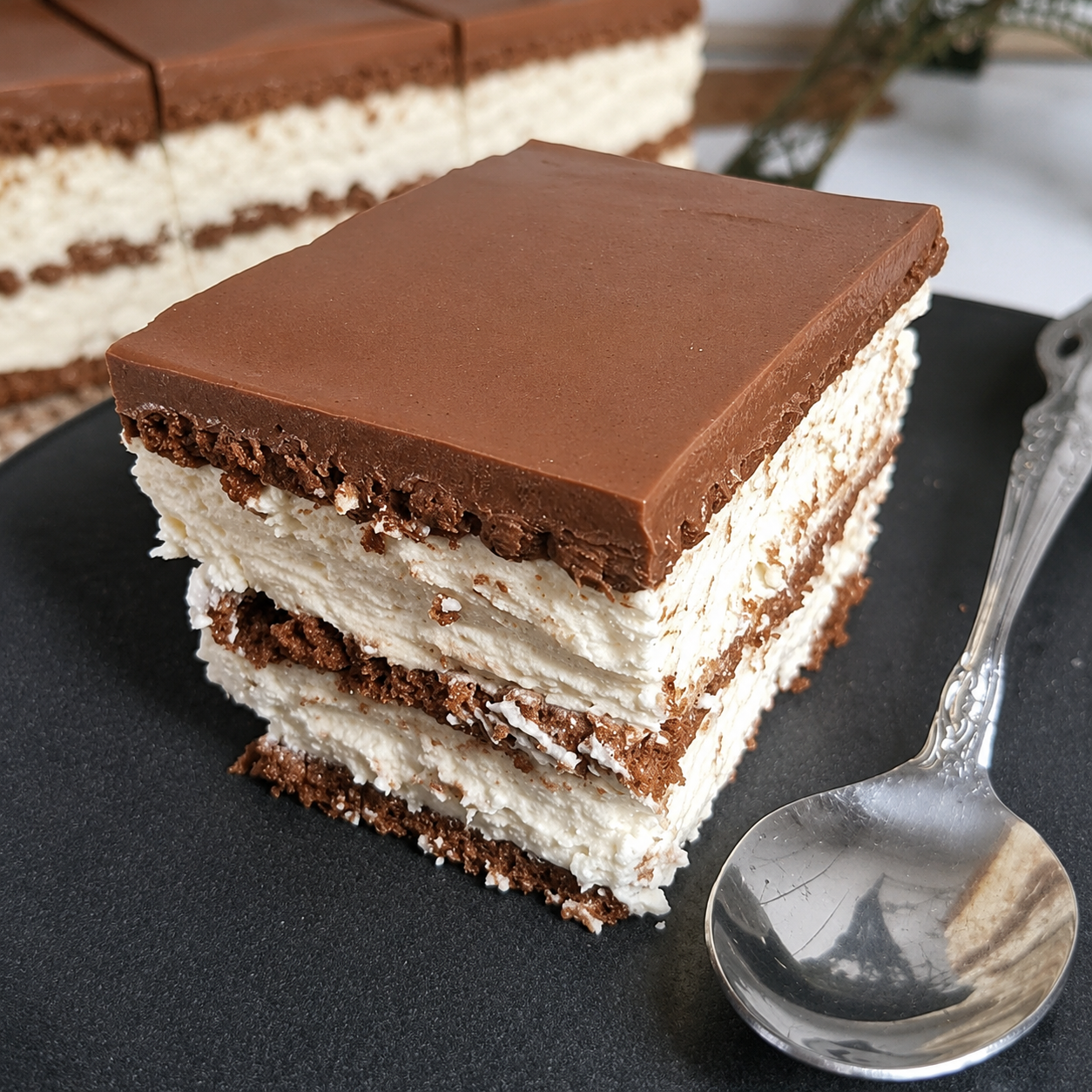 Torta od kafe i keksa s mascarpone kremom i Nutella preljevom narezana na uredne komade.